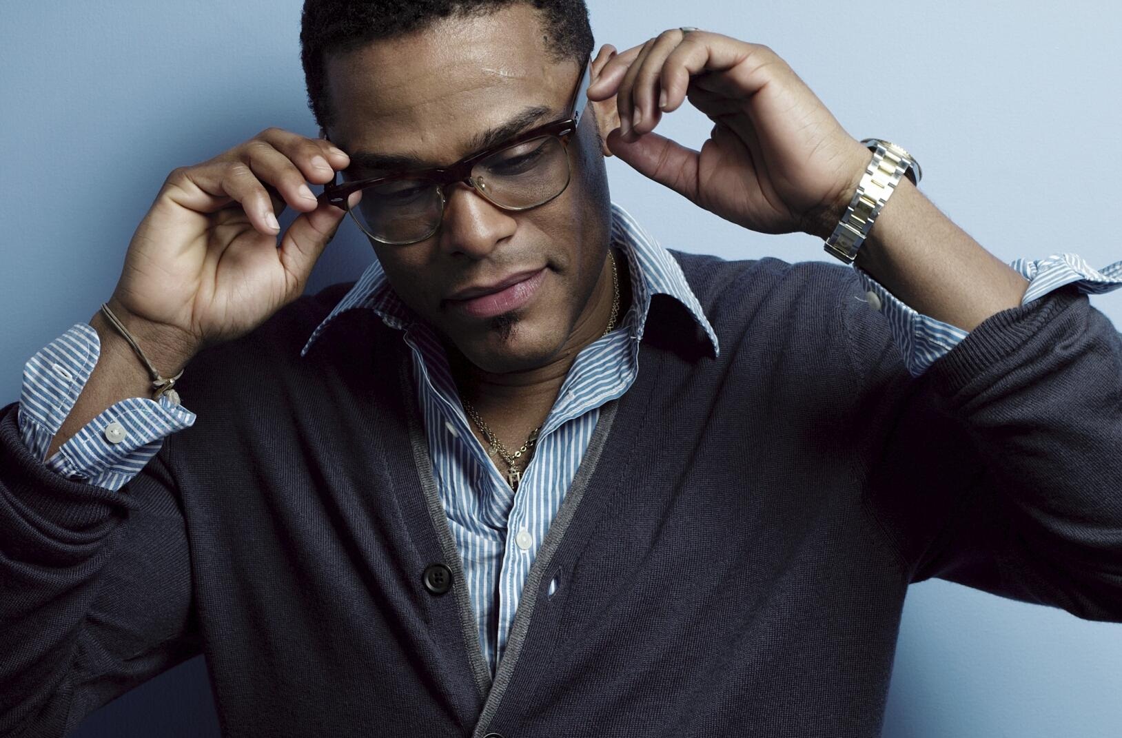 R b singer maxwell bisexual