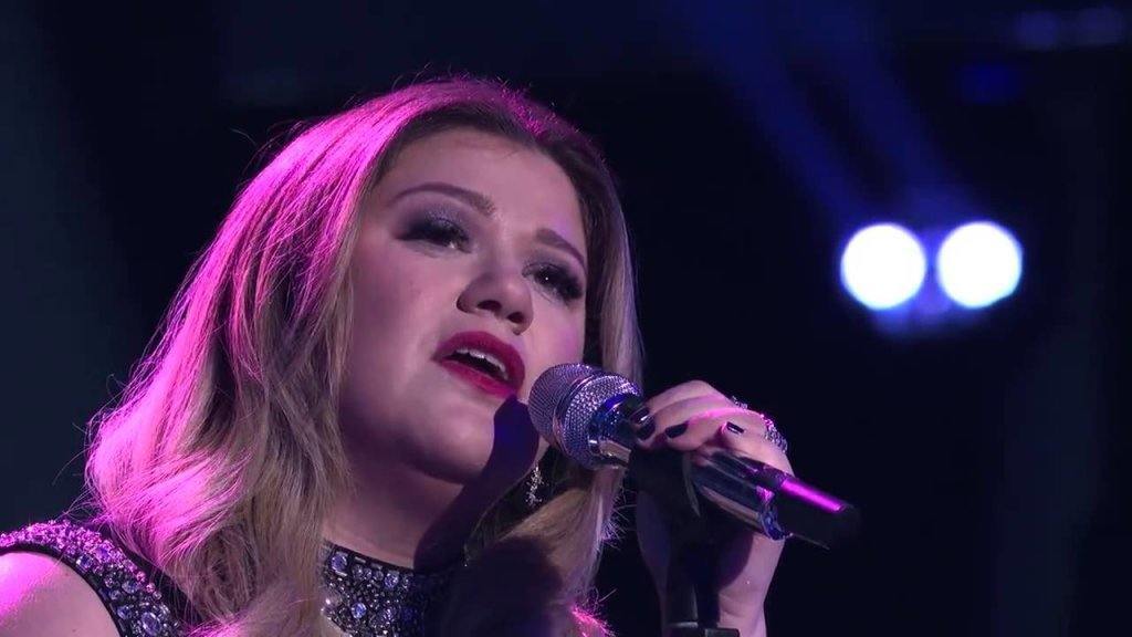 Kelly Clarkson Gives Emotional Performance on 'American Idol' - Fame Focus