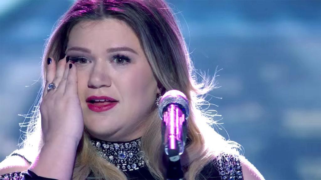 Kelly Clarkson Shares First Photos of New Baby - Fame Focus